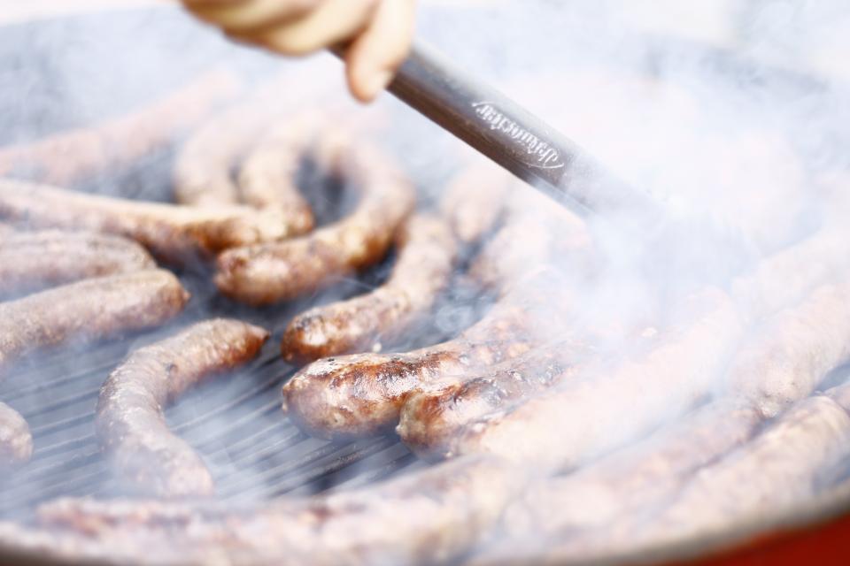 Saucisses grillées sur le barbecue