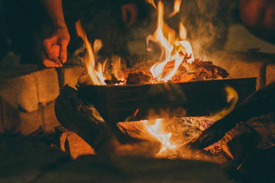 Feu de bois crépitant dans la nuit