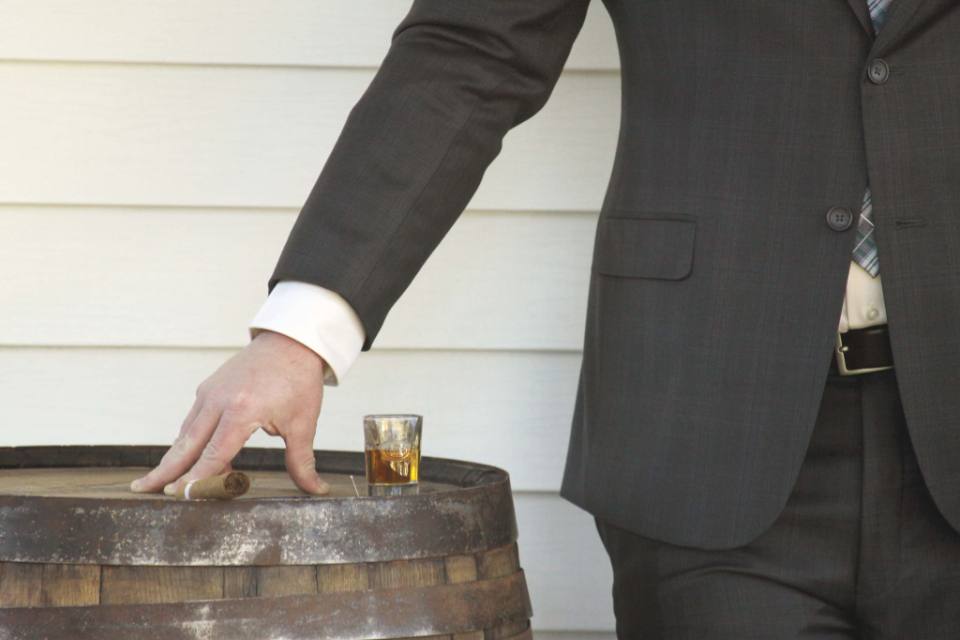 Verre de bourbon, tonneau et cigar