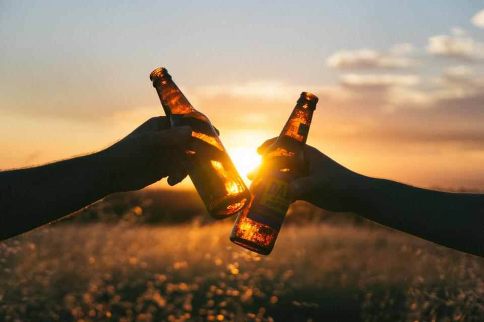 Cinq verres levers au coucher du soleil