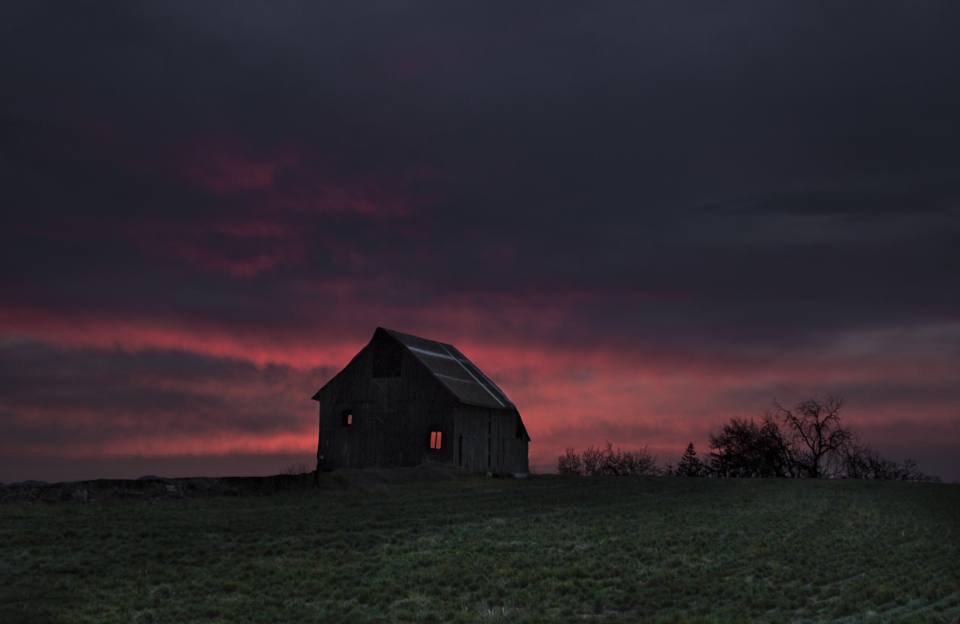 Vieille grange au crépuscule
