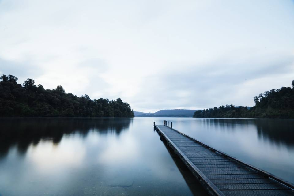 Ponton calme au crépuscule