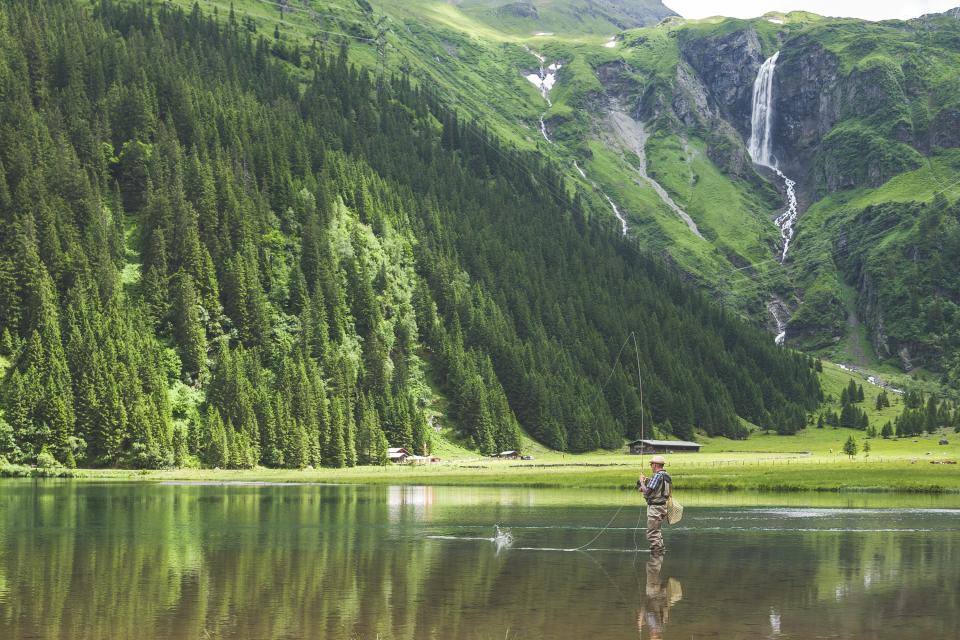 Un homme seul au bord d’un lac