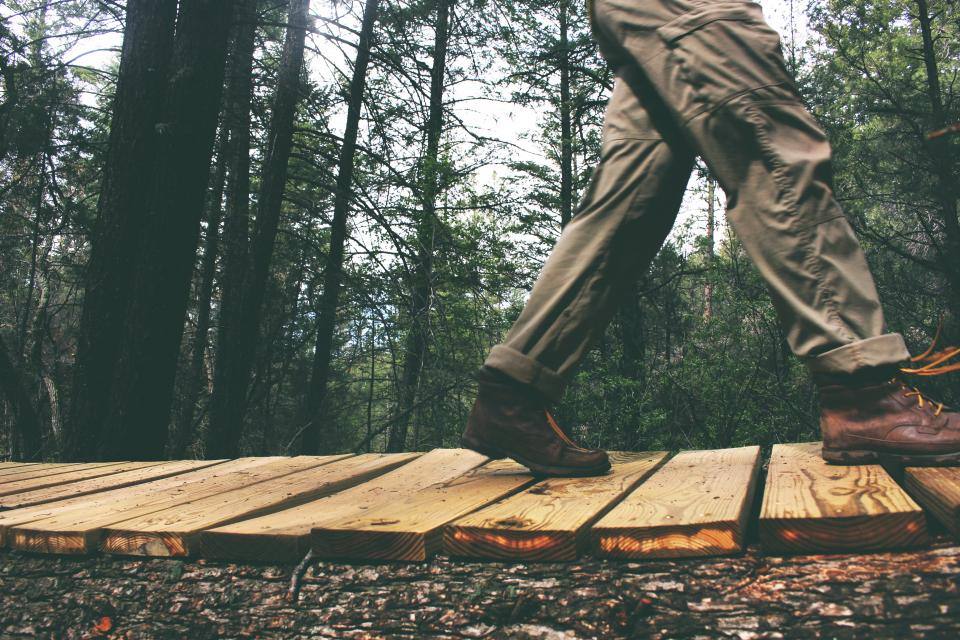 Marche en forêt, de la mousse sur les bottes