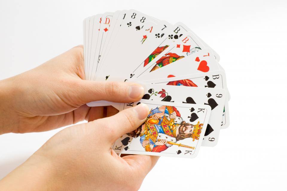 Cartes à jouer étalées sur la table