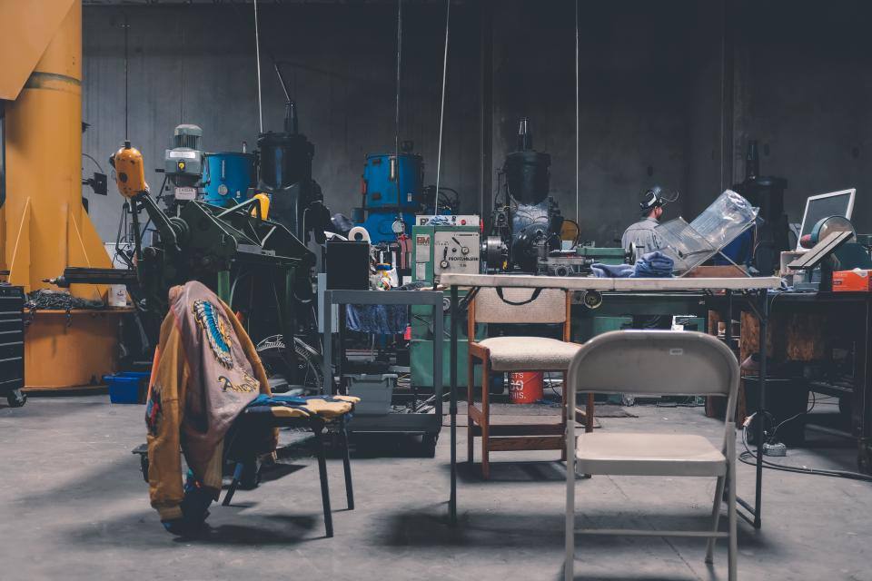 Outils, cuir et machine à lacave
